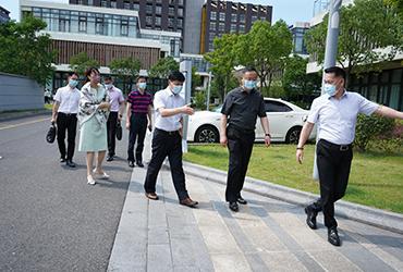 烈日炎炎，領(lǐng)導(dǎo)送信心|閔行區(qū)委委員、區(qū)人民檢察院黨組書記、檢察長(zhǎng)胡春健帶隊(duì)赴寶開智能開展大走訪、大排查