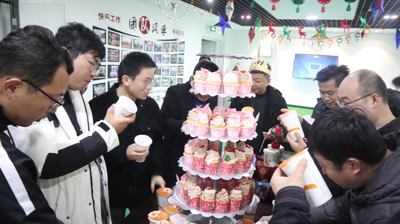 繽紛平安夜，歡樂圣誕節(jié) | 寶開舉辦第四季度員工集體生日會