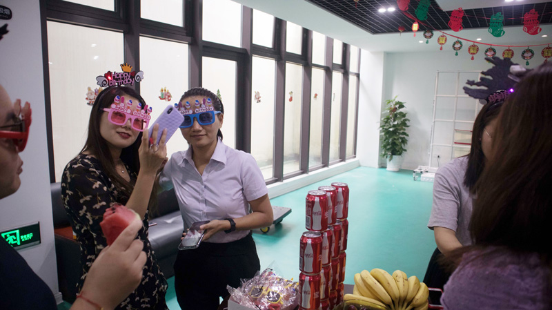 八月集體生日會 | 與久違的祝?；馃嵯嘧?  src="/uploads/allimg/210903/1-210Z3141922452.jpg" /></p>
<p>籌備組在準備美食之余，還給大家準備了活動道具。小哥哥小姐姐們戴上繽紛可愛的道具拍起照來。</p>
<p><img alt=