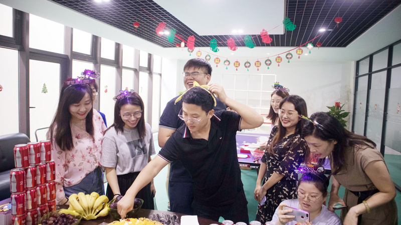 八月集體生日會 | 與久違的祝?；馃嵯嘧?  src="/uploads/allimg/210903/1-210Z3141000F3.jpg" /></p>
<p>“云天收夏色，木葉動秋聲?！绷⑶镫m已過，仲夏的熱情卻并未減退半分。8月11日，在這驕陽似火、蟬聲陣陣的日子里，寶開在企業(yè)總部活動室舉辦新一期集體生日會，為8-9月生日的伙伴慶生。</p>
<p><img alt=