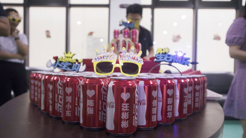 八月集體生日會 | 與久違的祝?；馃嵯嘧?  src="/uploads/allimg/210903/1-210Z3141I4337.jpg" /></p>
<p>此次集體生日會，是今年疫情以來寶開舉辦的第一場生日會。雖是寶開企業(yè)文化建設的常規(guī)活動，由寶開工會和人事行政部組成的籌備組也希望帶來一些不一樣的“新意”和“心意”，此次特別為所有寶開成員定制了專屬可樂。</p>
<p><img alt=