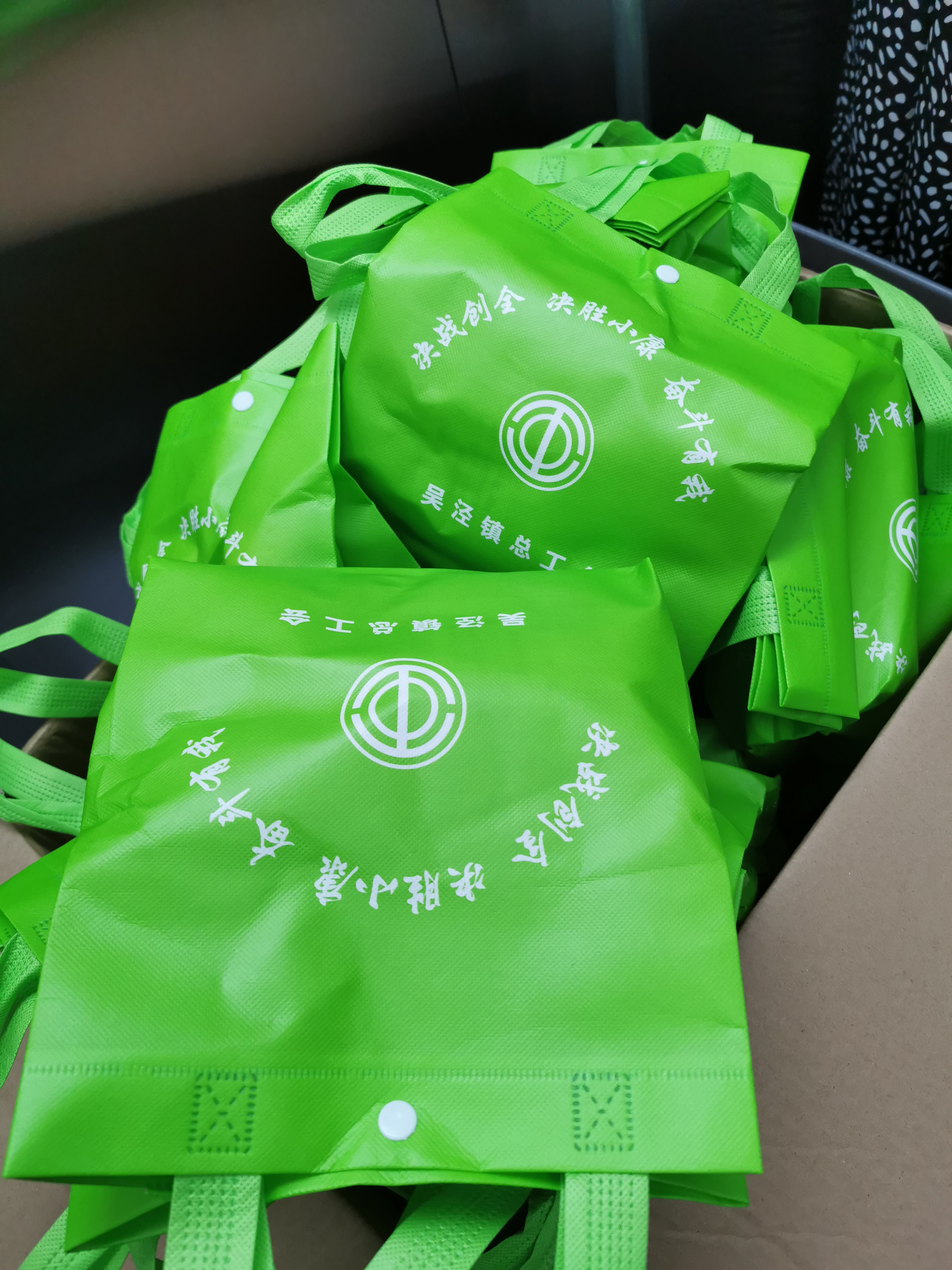 關(guān)愛職工 · 夏送清涼 | 寶開工會(huì)赴一線送清涼，致敬高溫下的堅(jiān)守